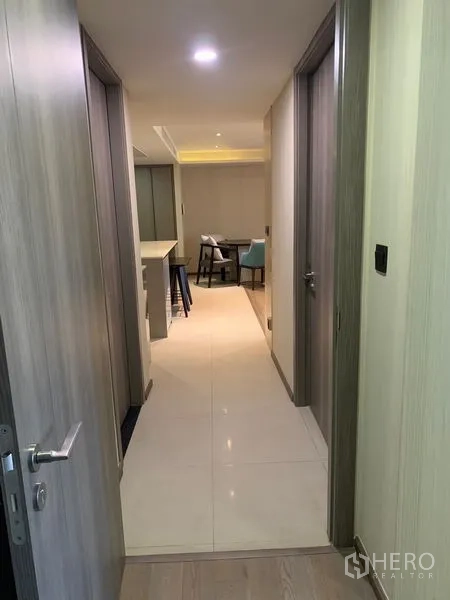 คอนโด ให้เช่าในPathum Wan, Bangkok - โถงทางเดินโทนสีอบอุ่น เชื่อมจากห้องนอนไปยังครัวและพื้นที่ทานอาหาร