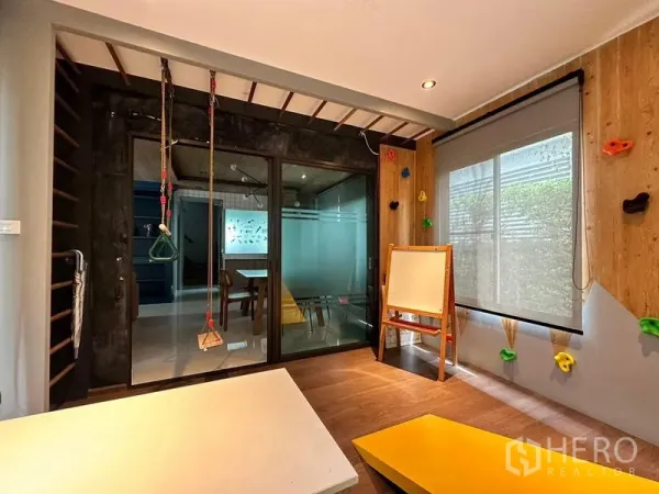 บ้าน ให้เช่าในBang Phli, Samut Prakan - ห้องอเนกประสงค์กั้นกระจกจัดเป็นห้องเล่นเด็ก มีผนังปีนป่ายและเชือกห้อย
