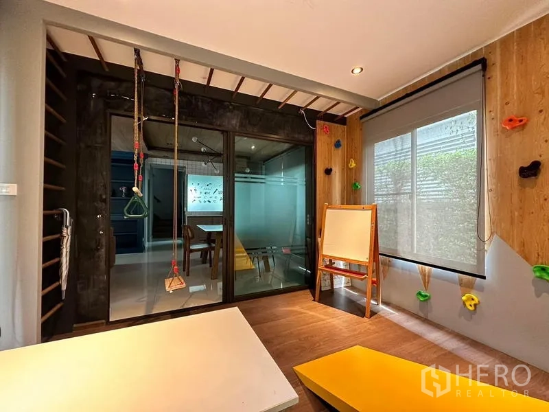 บ้าน ให้เช่าในBang Phli, Samut Prakan - ห้องอเนกประสงค์กั้นกระจกจัดเป็นห้องเล่นเด็ก มีผนังปีนป่ายและเชือกห้อย