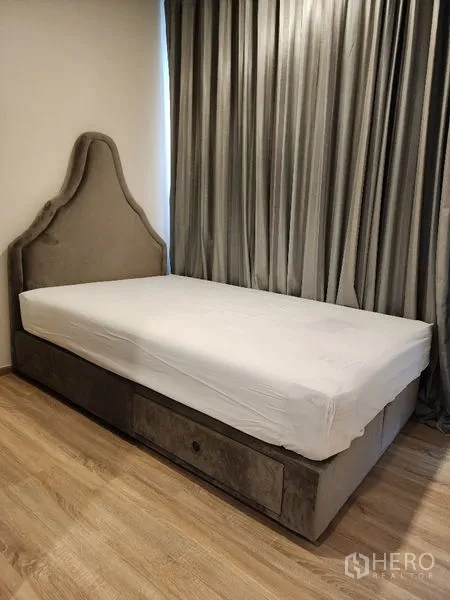 公寓 出租在Khlong Toei, Bangkok - 舒适次卧，带抽屉收纳单人床，落地窗帘与木地板。