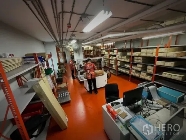 店屋 出租或出售在Khlong Toei, Bangkok - 库存间，成排货架与打包工作台，天花裸露管线。