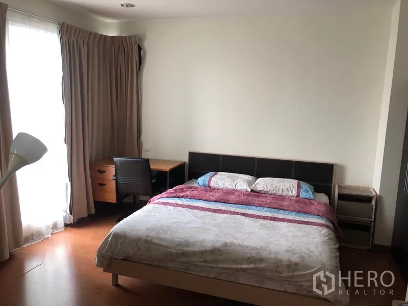公寓 出租在Ratchathewi, Bangkok - 主卧宽敞，大床与书桌，窗边厚窗帘