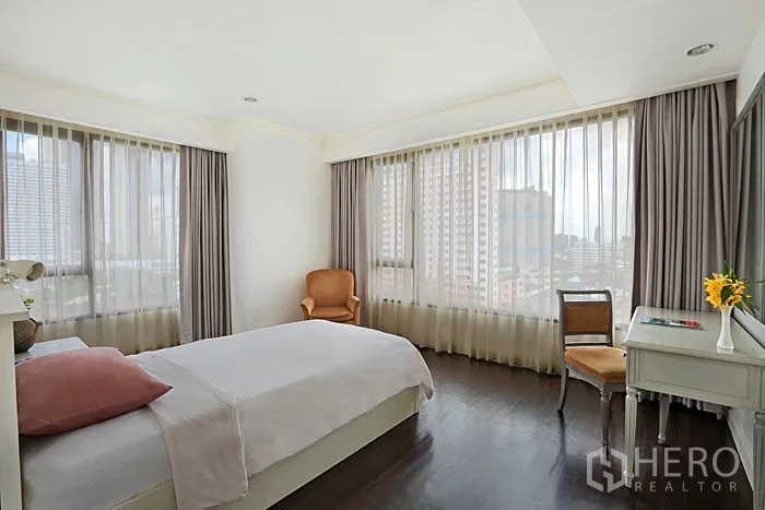 公寓 出租在Khlong San, Bangkok - 转角卧室，环绕落地窗、木地板与天际线视野。