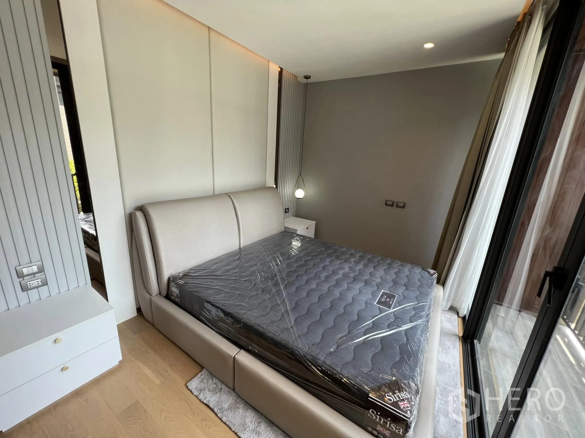 Detached House for rent or sale in Yan Nawa, Bangkok - Bright bedroom with upholstered bed and floor-to-ceiling windows.
