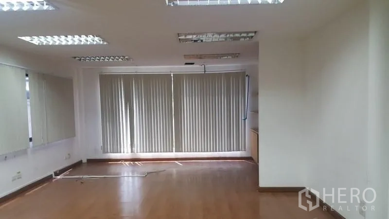 货栈 出租在Suan Luang, Bangkok - 明亮办公室，木地板、日光灯和整面竖百叶窗。