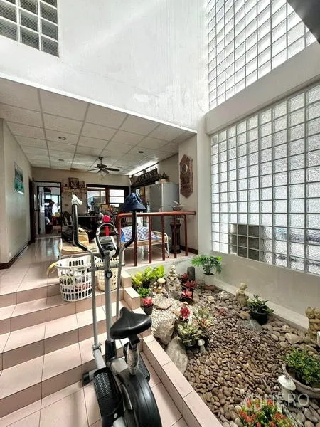 Detached House for sale in Yan Nawa, Bangkok - Light-filled indoor atrium with pebble garden, glass blocks and step-up to kitchen.