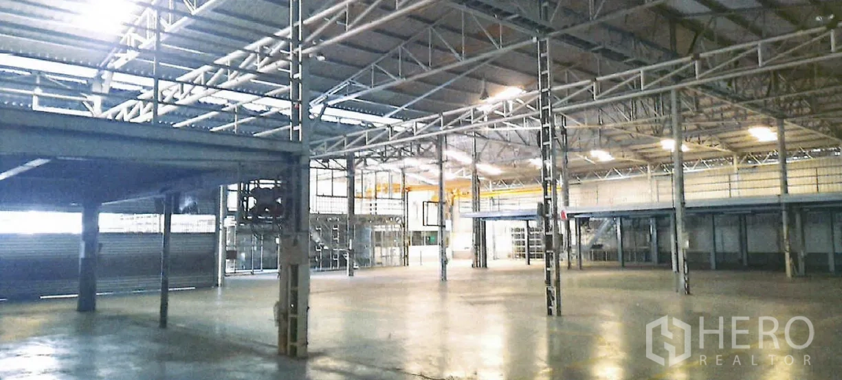 工厂 出租在Yan Nawa, Bangkok - 宽阔仓库地面，约9米净高，钢桁架与夹层