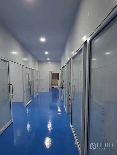 工厂 出租在Lam Luk Ka, Pathum Thani - 照明良好的通道，多个玻璃分隔房间，适合实验室或办公室。