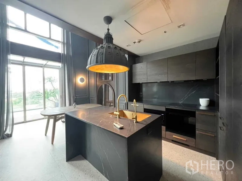 คอนโด ขายในKhlong Toei, Bangkok - ครัวดีไซน์พร้อมไอส์แลนด์หินอ่อน โคมแขวนโดม และหน้าต่างสูง