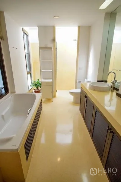 ทาวน์เฮาส์ ให้เช่าในWatthana, Bangkok - ห้องน้ำขนาดใหญ่พร้อมอ่างอาบน้ำ เคาน์เตอร์ยาว และแสงธรรมชาติ