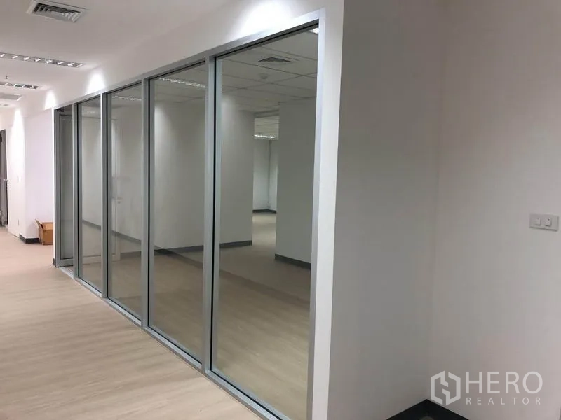 办公空间 出租在Watthana, Bangkok - 沿走廊的整面玻璃隔断办公室，现代照明