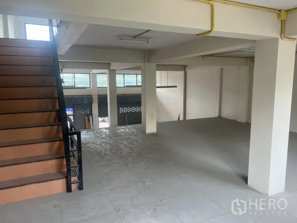 带办公室的家 出租在Suan Luang, Bangkok - 带内部楼梯的夹层办公区，承重柱与宽窗临街