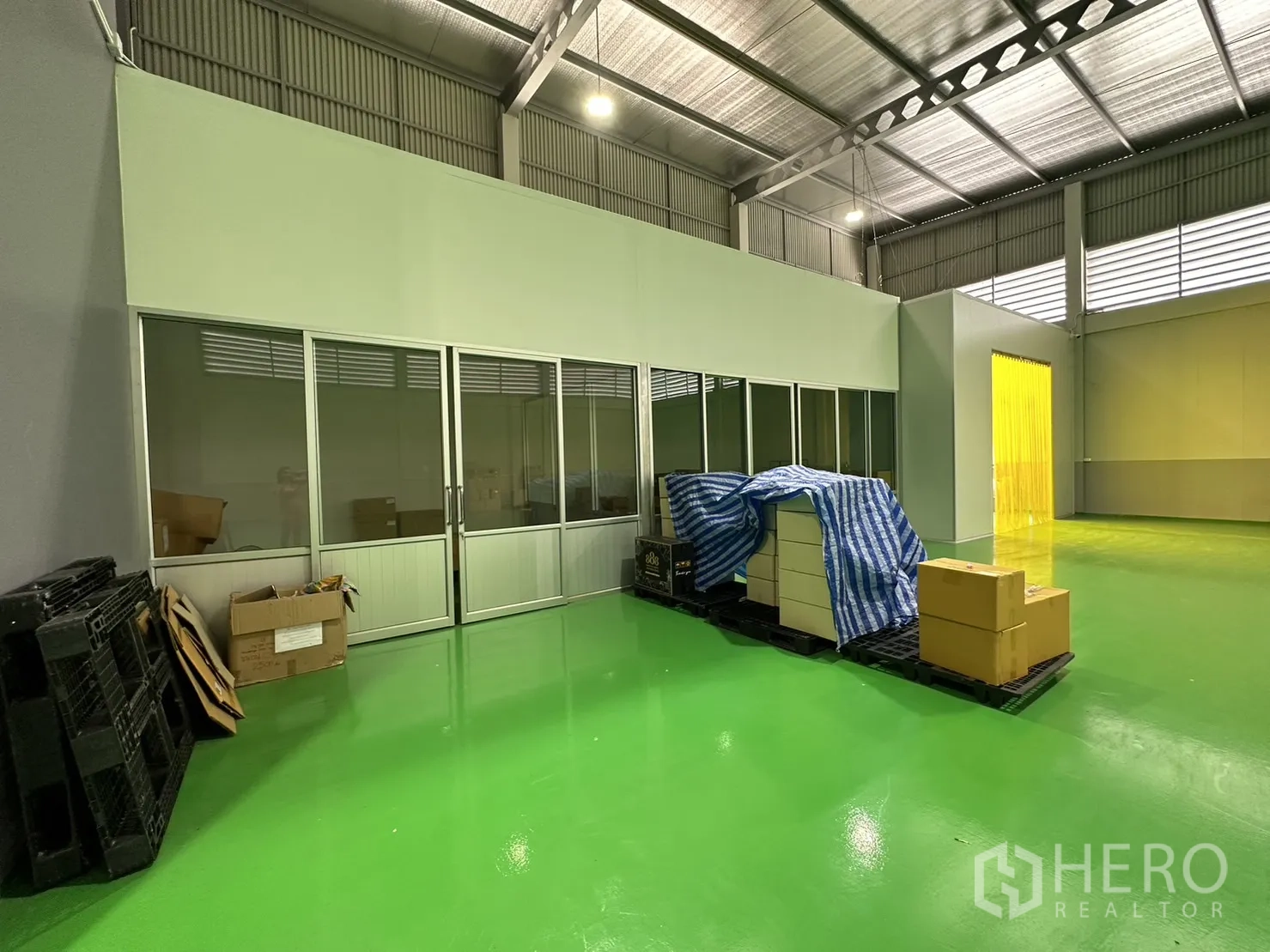 工厂 出售在Lam Luk Ka, Pathum Thani - 厂房地面、内部办公室与托盘，钢结构屋架。