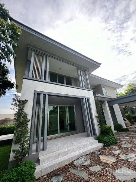 独立式住宅 出租或出售在Lat Krabang, Bangkok - 住宅侧立面，覆盖式露台与推拉落地门。