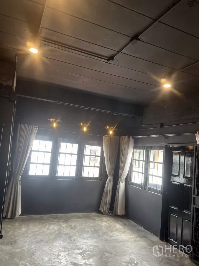 带办公室的家 出租在Wang Thonglang, Bangkok - 明亮转角房，格栅窗、窗帘与抛光水泥地。