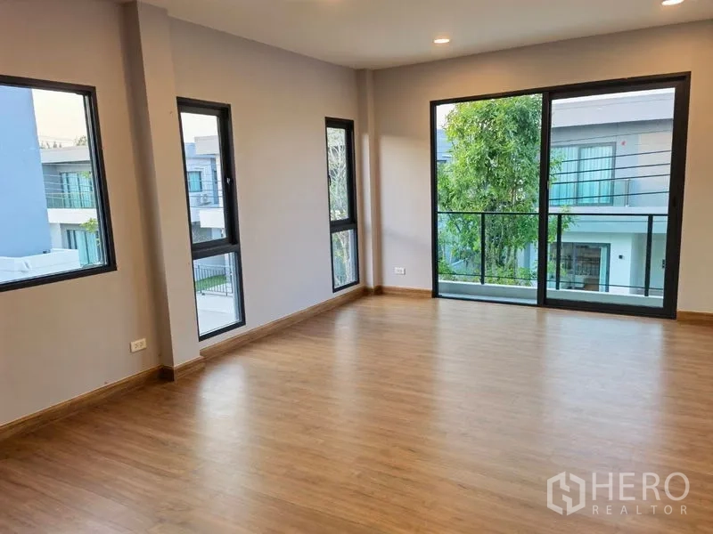 Detached House for rent in Bang Phli, Samut Prakan - Corner master bedroom with floor-to-ceiling windows and balcony access.