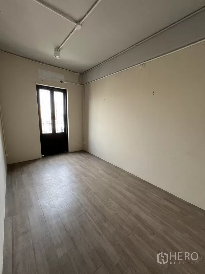 带办公室的家 出租在Pathum Wan, Bangkok - 小型办公室，白墙，通向阳台的门。