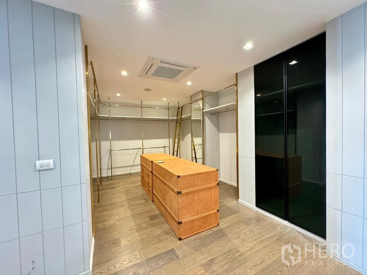 独立式住宅 出租或出售在Prawet, Bangkok - 宽敞步入式衣帽间，中岛与黄铜挂杆。
