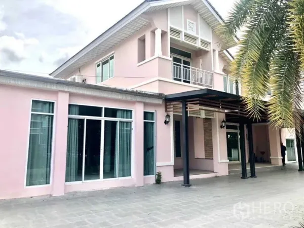 บ้าน ขายในLat Krabang, Bangkok - ด้านหน้าบ้านโทนพาสเทลมีระเบียง หน้าต่างสูง และกันสาด