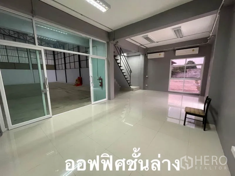 คลังสินค้า ให้เช่าในBang Kapi, Bangkok - ออฟฟิศชั้นล่าง ปูกระเบื้องมัน กระจกกั้นพื้นที่โกดัง บันได และเครื่องปรับอากาศ