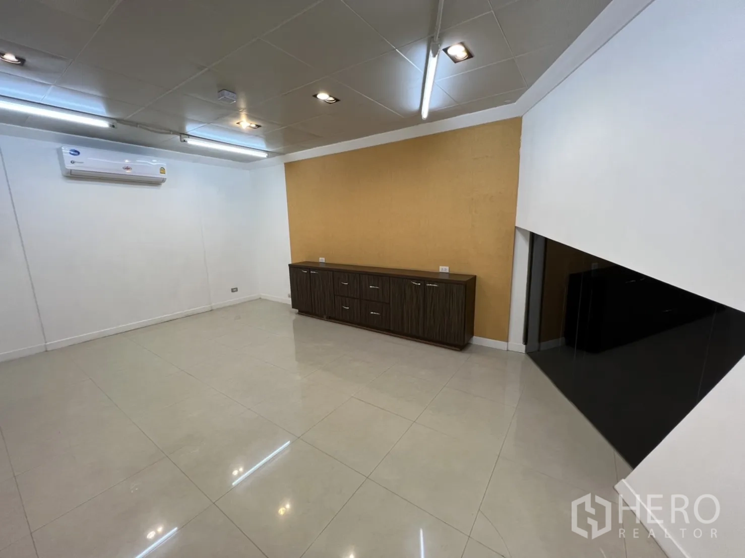 Retail Space for rent in Sathon, Bangkok - Air-conditioned meeting room with tiled floor and low cabinet.