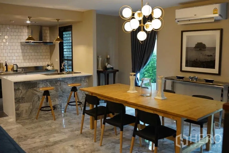 คอนโด ให้เช่าในWatthana, Bangkok - พื้นที่ทานอาหารและครัวแบบโอเพ่น แปลน โต๊ะไม้หกที่นั่งและโคมไฟแชนเดอเลียร์