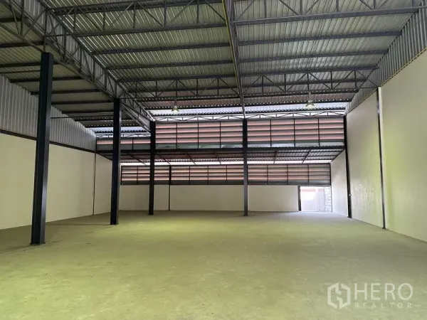工厂 出售在Mueang Samut Prakan, Samut Prakan - 生产区视角，钢柱支撑，通风百叶与充足层高。