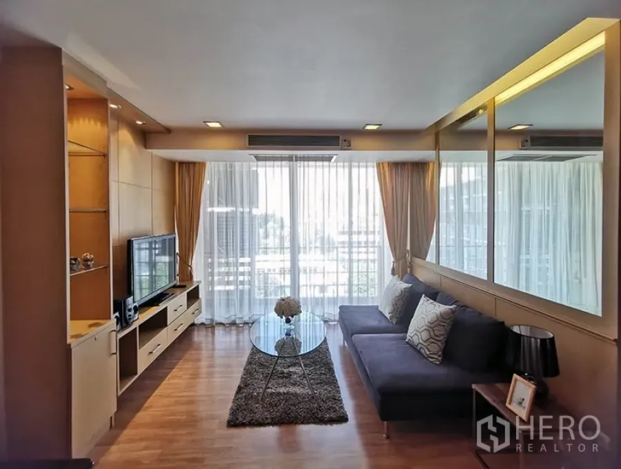 คอนโด ให้เช่าในWatthana, Bangkok - ห้องนั่งเล่นสว่างผนังกระจกเต็มบาน เห็นวิวเมือง พร้อมโซฟาและชั้นวางทีวี ในคอนโดใกล้ทองหล่อ
