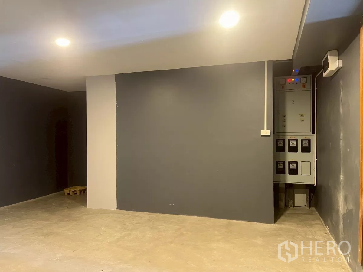 店屋 出租在Watthana, Bangkok - 机电间，设电控柜与水泥地面。