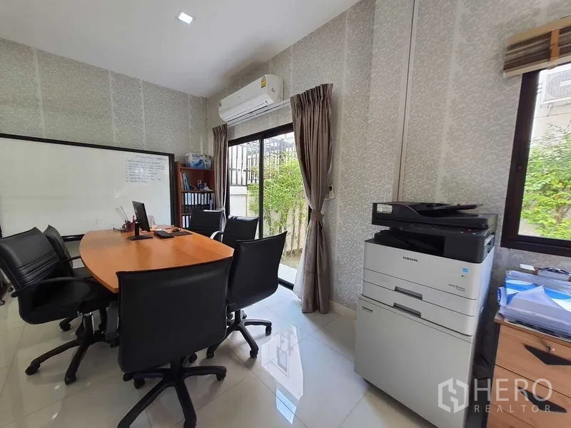 带办公室的家 出租在Saphan Sung, Bangkok - 会议区配椭圆桌与打印站，推拉门通向花园。