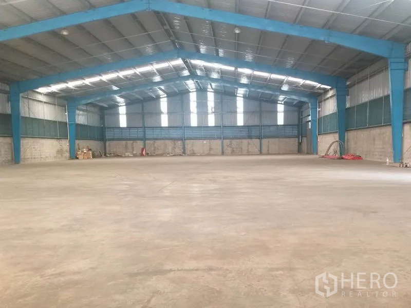 货栈 出租在Pathum Thani - 通跨仓库大厅，混凝土地坪与屋面采光