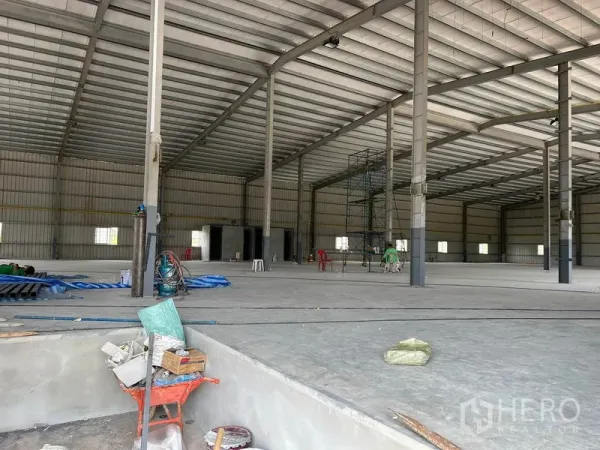 货栈 出租在Lat Krabang, Bangkok - 仓库内部高挑空，大跨钢结构与平整混凝土地面，正在施工完善。