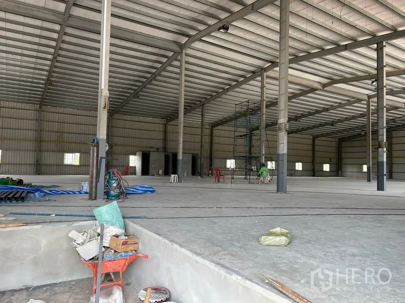 货栈 出租在Lat Krabang, Bangkok - 仓库内部高挑空，大跨钢结构与平整混凝土地面，正在施工完善。