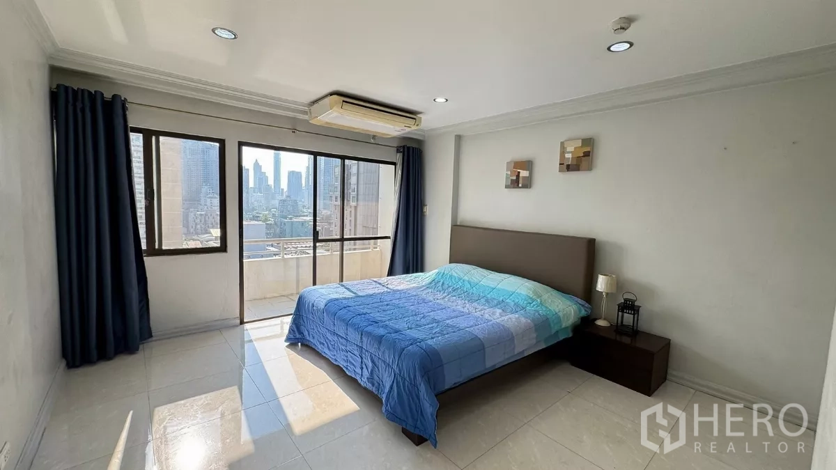公寓 出租在Khlong Toei, Bangkok - 通透卧室，大窗户与城市天际线景观