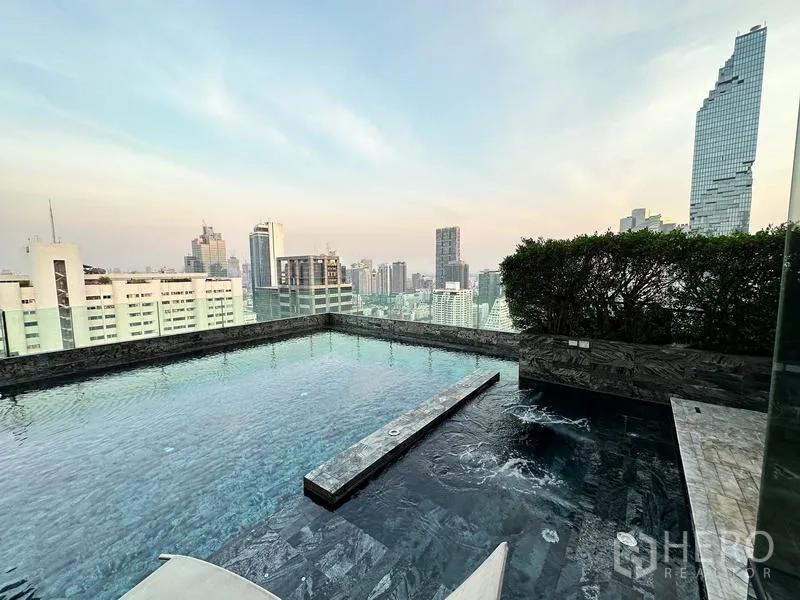 公寓 出租在Bang Rak, Bangkok - 户外无边际泳池与按摩池，眺望曼谷天际线