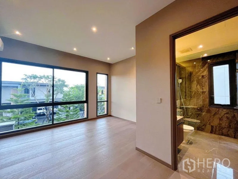 บ้าน ขายในBang Phli, Samut Prakan - ห้องนอนสว่างพร้อมหน้าต่างบานใหญ่ และห้องน้ำในตัวตกแต่งหิน