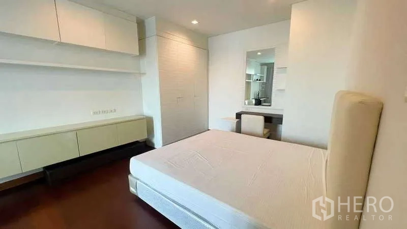 คอนโด ให้เช่าในWatthana, Bangkok - ห้องนอนพร้อมชั้นวาง โต๊ะเครื่องแป้ง และพื้นไม้สวยงาม
