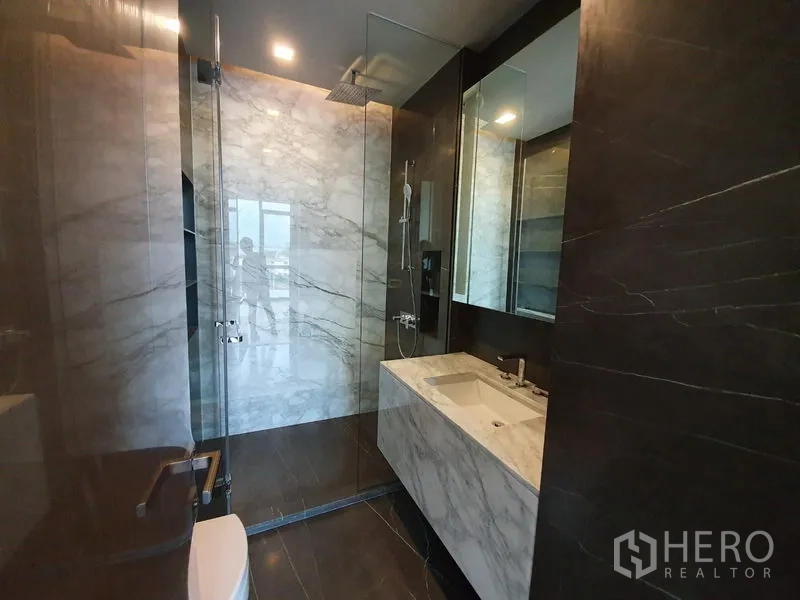 คอนโด ให้เช่าในWatthana, Bangkok - ห้องน้ำสไตล์โมเดิร์นพร้อมห้องอาบน้ำกระจกแบบเรนชาวเวอร์และเคาน์เตอร์หินอ่อน