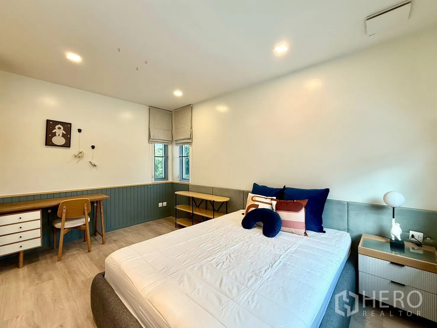 บ้าน ให้เช่าในBang Phli, Samut Prakan - ห้องนอนเด็ก โต๊ะทำงาน ผนังกรุ และหน้าต่างมุมห้อง