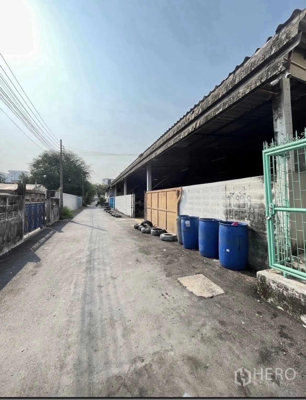 โกดัง for rent in Chatuchak, Bangkok - ด้านนอกตัวโกดังตามแนวซอย มีถังและยางวางอยู่ข้างกำแพง