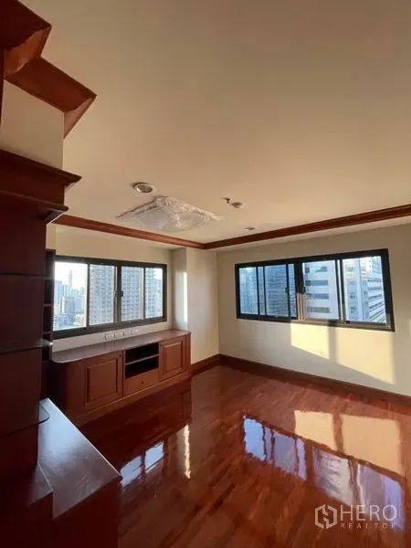 公寓 出租在Watthana, Bangkok - 转角房，双面大窗，城市景观，带内置柜与光亮木地板。