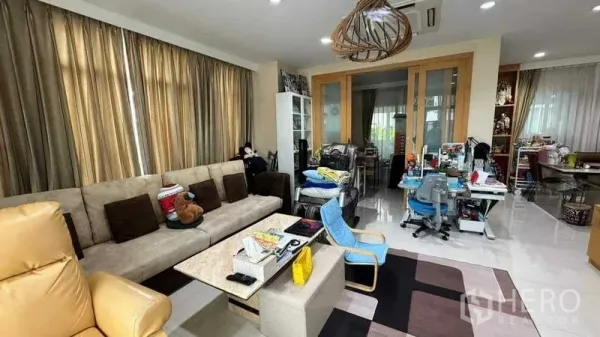 บ้าน ขายในSuan Luang, Bangkok - ห้องนั่งเล่นสว่างด้วยหน้าต่างบานใหญ่ โซฟารูปตัวแอล และมุมทำงานและรับประทานอาหาร