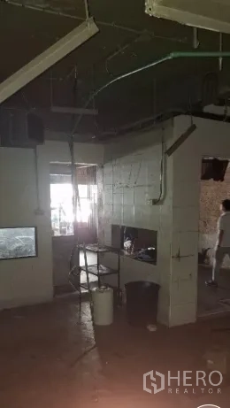 店屋 出租或出售在Watthana, Bangkok - 昏暗的后勤区，通向瓷砖房间，管线和线路裸露，未完成的商业空间。