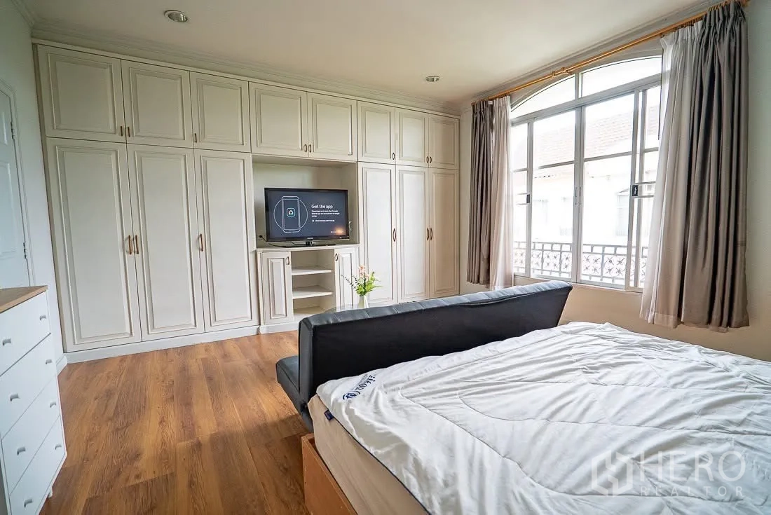 ทาวน์เฮาส์ for rent in Yan Nawa, Bangkok - ห้องนอนกว้างตู้เสื้อผ้าบิลท์อินเต็มผนัง ชุดทีวี และหน้าต่างบานใหญ่