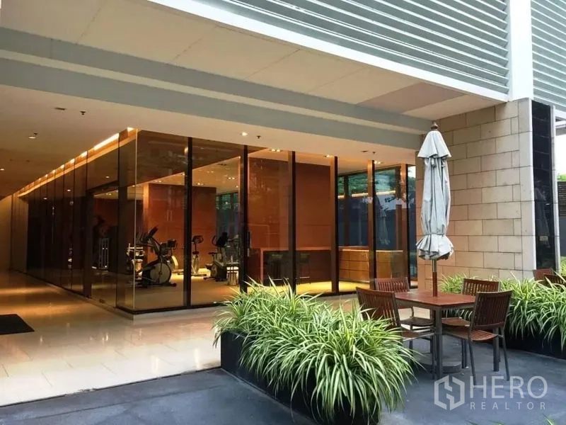 公寓 出租在Khlong Toei, Bangkok - 公寓健身房配有有氧器械，室外绿化休息区。