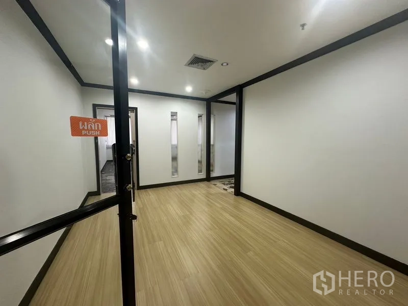 办公空间 出租在Yan Nawa, Bangkok - 接待区/会议区，玻璃门推门标识，木纹地板与白墙