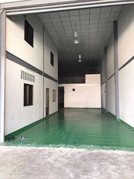 工厂 出租在Bang Phli, Samut Prakan - 从卷闸入口看厂房内部，高天井空间