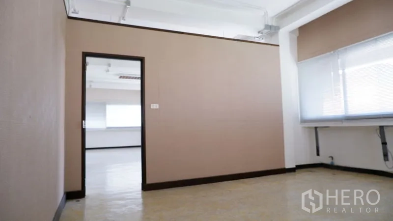 办公空间 出租在Watthana, Bangkok - 独立办公室，带窗台与通往主区的门，地面反光明亮。