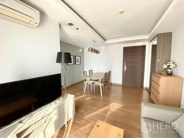 คอนโด ให้เช่าในHuai Khwang, Bangkok - ห้องนั่งเล่นและรับประทานอาหารแบบโอเพ่นพร้อมทีวีและพื้นไม้