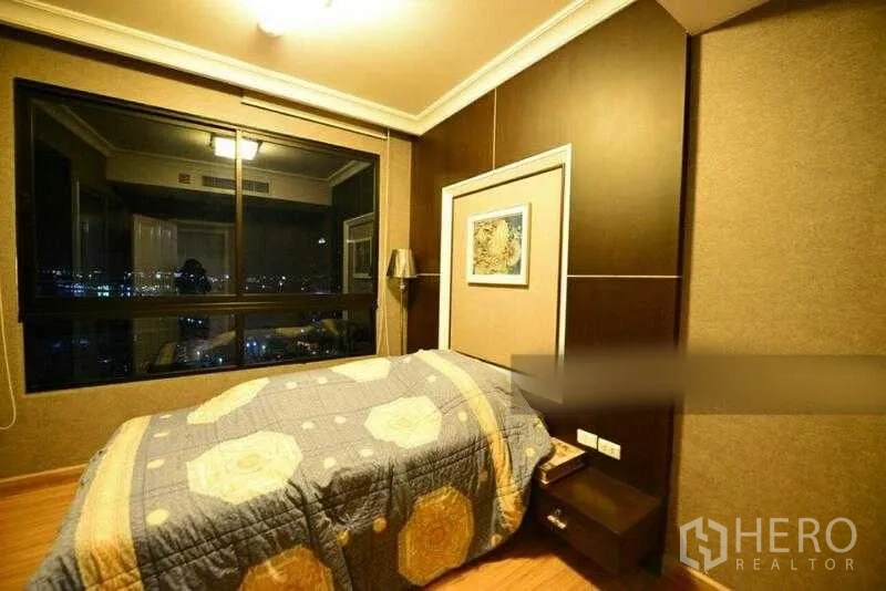 คอนโด ให้เช่าในBang Kho Laem, Bangkok - ห้องนอนที่สองพื้นไม้โทนอุ่น มองเห็นวิวเมืองยามค่ำผ่านหน้าต่างบานใหญ่